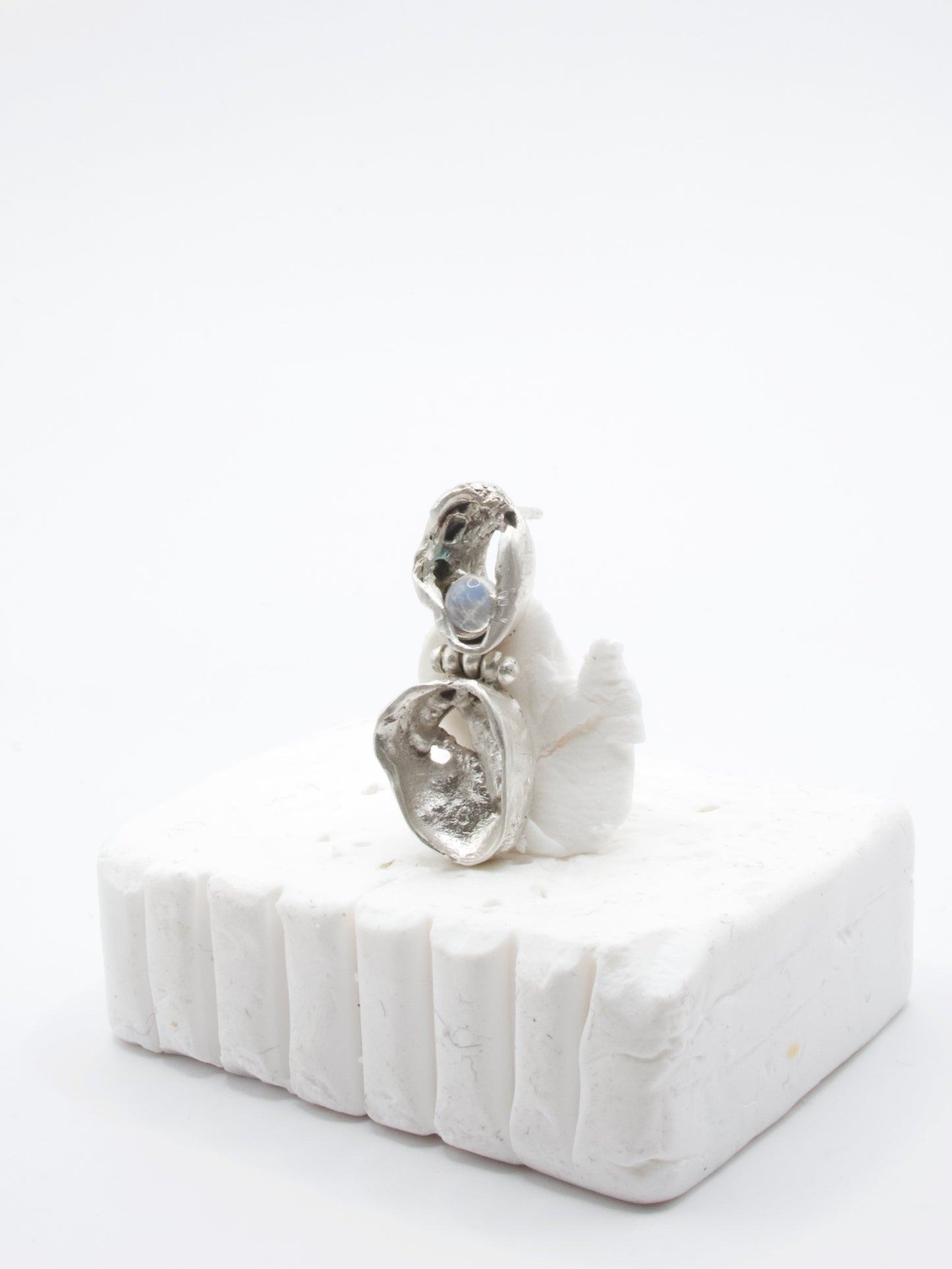 UNIKA Droopy Moon Earring