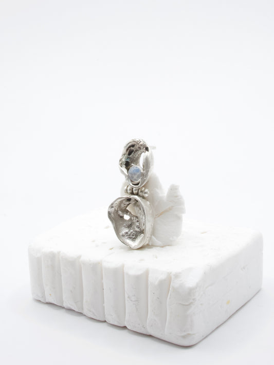 UNIKA Droopy Moon Earring